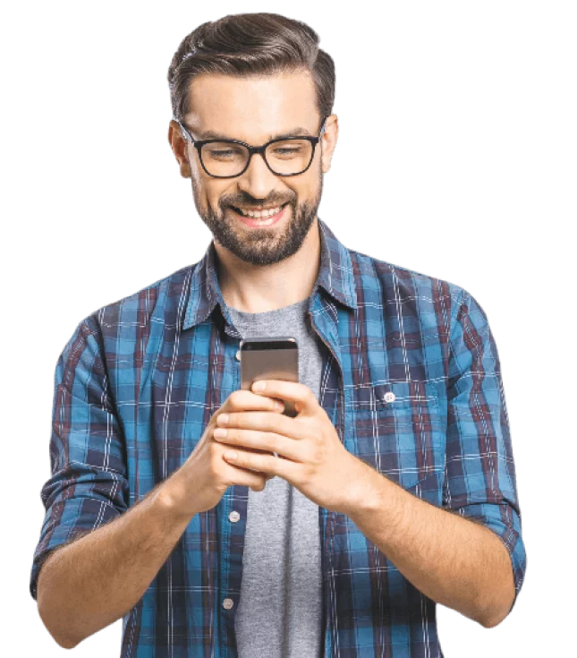 homem sorrindo no celular
